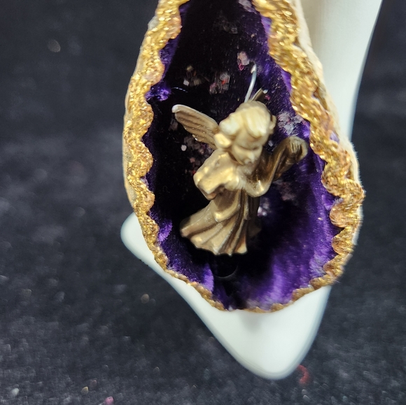 Mid-century Teardrop Shaped Shell Diorama Angel Ornament - Picture 3 of 11